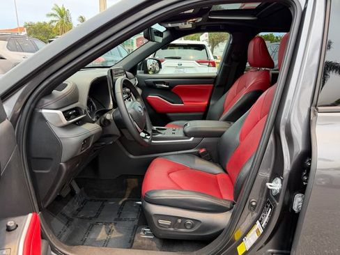 Used 2023 Toyota Highlander XSE FWD image 10