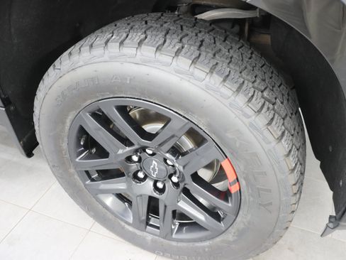 Used 2022 Chevrolet Silverado 1500 RST w/ Redline Edition AWD/4WD image 3