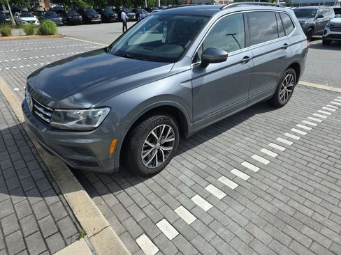 Used 2019 Volkswagen Tiguan SE w/ Panoramic Sunroof Package AWD/4WD image 3