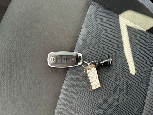 Used 2025 Nissan Versa SV FWD image 17