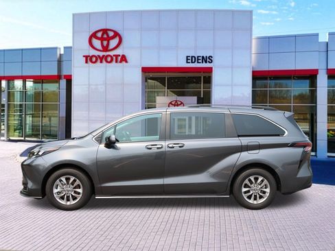 Used 2025 Toyota Sienna XLE FWD image 9
