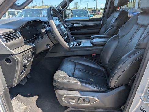 Used 2024 Jeep Wagoneer L Series II w/ Flexible Seating Group image 20