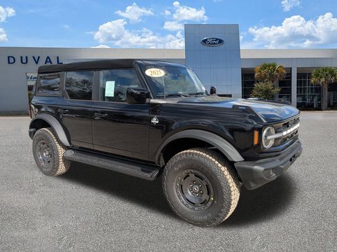 New 2025 Ford Bronco Outer Banks w/ Sasquatch Package AWD/4WD image 2