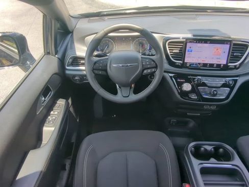 Used 2024 Chrysler Pacifica Touring FWD image 19
