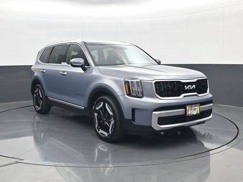 Used 2024 Kia Telluride EX w/ EX Captain's Chair Package AWD/4WD image 3