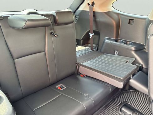 Used 2020 Toyota Highlander XLE AWD/4WD image 19