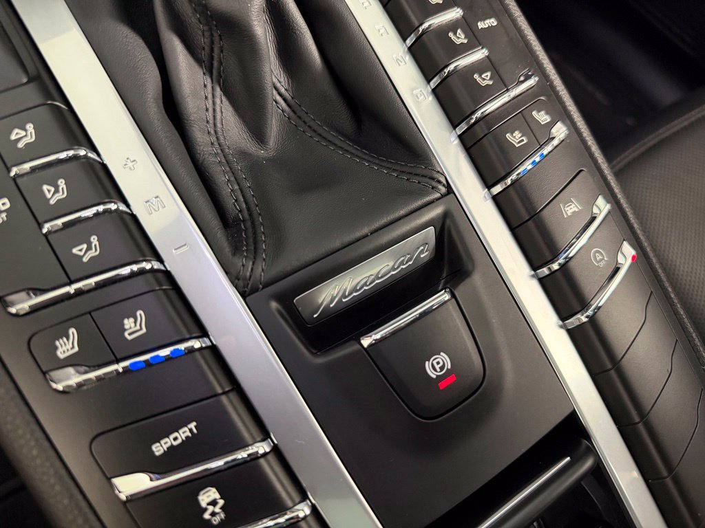 Certified 2021 Porsche Macan AWD/4WD image 34