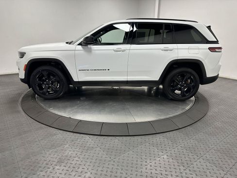 Used 2023 Jeep Grand Cherokee Altitude AWD/4WD image 8