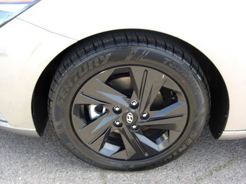 Used 2021 Hyundai Elantra SEL image 4