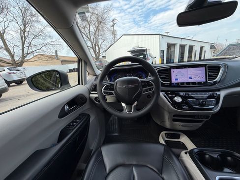 Used 2023 Chrysler Pacifica Touring-L image 2