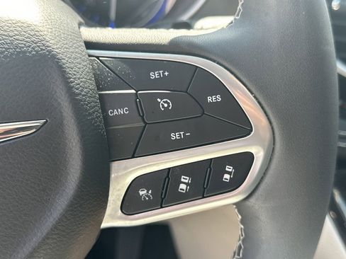 Used 2023 Chrysler Pacifica Touring-L FWD image 25