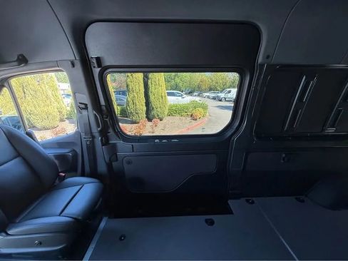 Used 2025 Mercedes-Benz Sprinter 2500 image 7