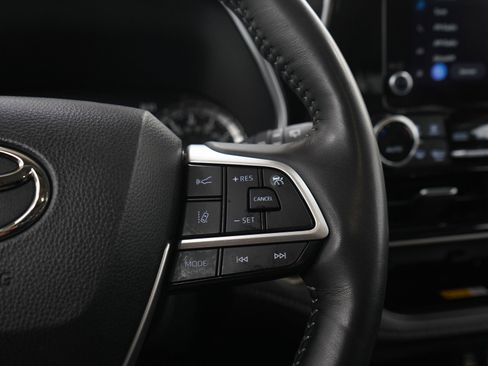 Used 2025 Toyota Highlander XLE AWD/4WD image 29
