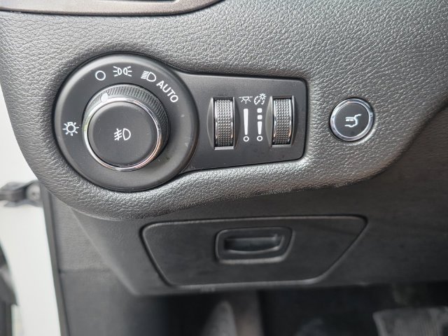Used 2019 Jeep Cherokee Trailhawk AWD/4WD image 26