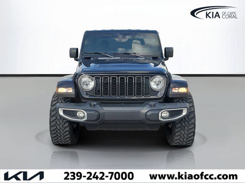 Used 2024 Jeep Gladiator Sport AWD/4WD image 2