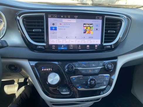 Used 2024 Chrysler Pacifica Touring-L image 16