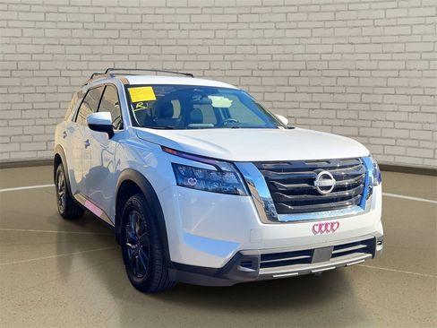 Used 2025 Nissan Pathfinder SV image 3