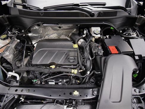 Used 2025 Chevrolet Trax LT w/ LT Convenience Package FWD image 24