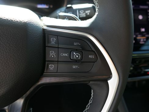 Used 2025 Jeep Grand Cherokee Laredo X w/ Luxury Tech Group I image 12