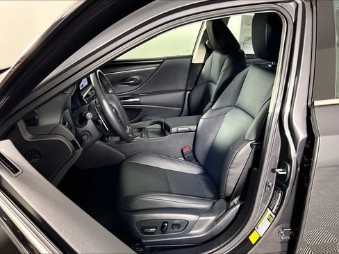 Used 2025 Lexus ES 300h w/ Premium Package image 7