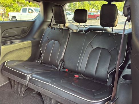 Used 2025 Chrysler Pacifica Limited FWD image 11