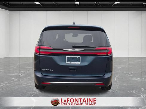 Used 2023 Chrysler Pacifica Touring-L FWD image 4