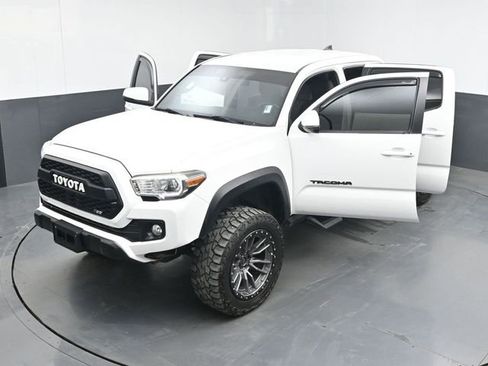 Used 2019 Toyota Tacoma TRD Off-Road w/ Technology Package AWD/4WD image 48