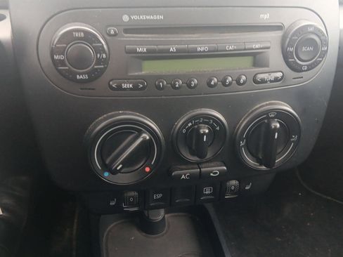 Used 2010 Volkswagen Beetle Coupe FWD image 13