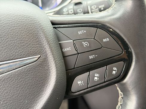 Used 2020 Chrysler Pacifica Touring-L AWD/4WD image 31