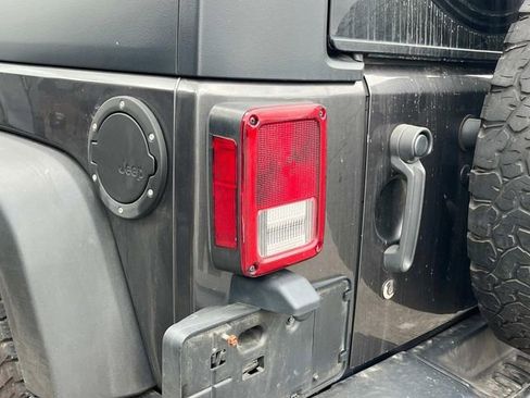 Used 2017 Jeep Wrangler Unlimited Rubicon AWD/4WD image 11