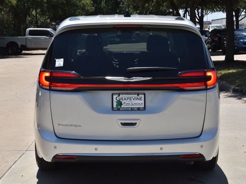 Used 2024 Chrysler Pacifica Touring-L FWD image 9