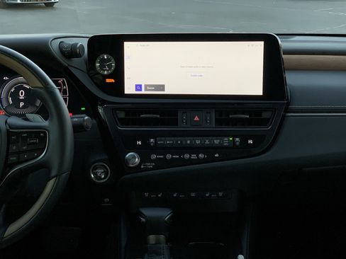 Used 2025 Lexus ES 300h w/ Luxury Package image 31