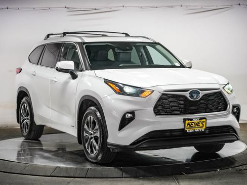 Used 2022 Toyota Highlander XLE AWD/4WD image 7