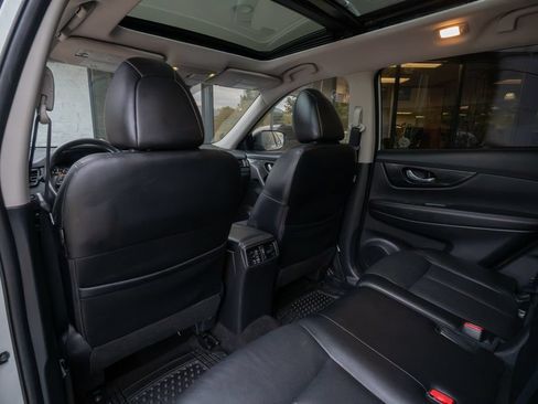 Used 2018 Nissan Rogue SL w/ Premium Package AWD/4WD image 17