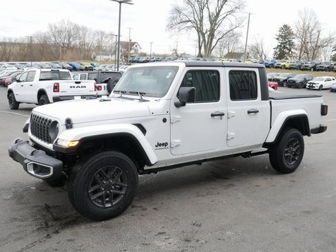 Used 2024 Jeep Gladiator Sport image 9