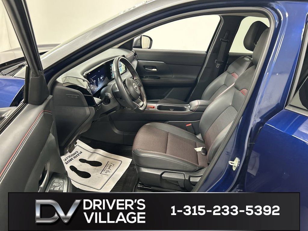 Used 2025 Nissan Kicks SR w/ SR Premium Package AWD/4WD image 9