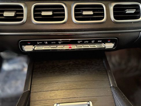 Used 2023 Mercedes-Benz GLS 450 4MATIC image 17