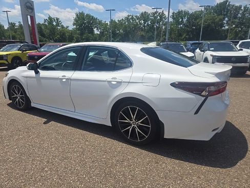 Used 2023 Toyota Camry SE FWD image 5