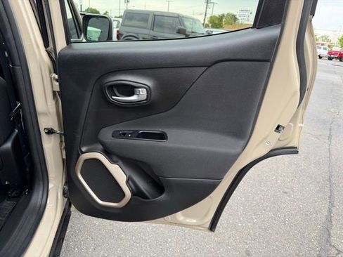 Used 2015 Jeep Renegade Latitude w/ Cold Weather Group II AWD/4WD image 10