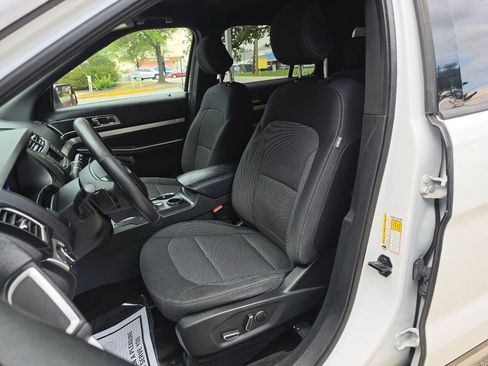Used 2017 Ford Explorer XLT FWD image 7