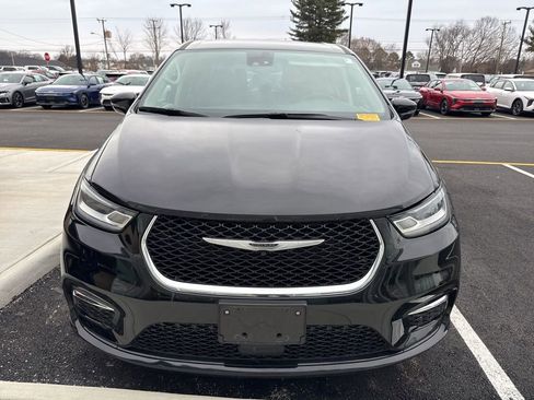 Used 2024 Chrysler Pacifica Touring-L image 8