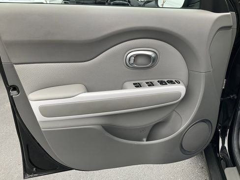 Used 2018 Kia Soul EV + w/ Sun & Fun Package image 28
