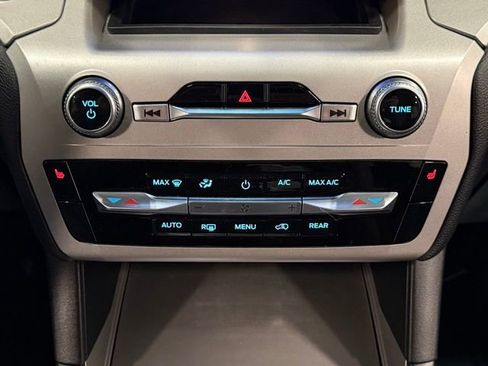 Used 2023 Ford Explorer XLT image 28