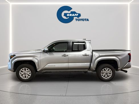 Used 2025 Toyota Tacoma SR5 AWD/4WD image 11