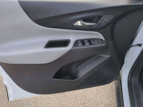 Used 2022 Chevrolet Equinox LS w/ LS Convenience Package image 12