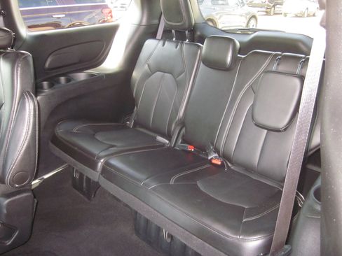 Used 2025 Chrysler Pacifica Select FWD image 11
