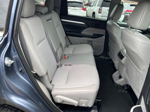 Used 2019 Toyota Highlander Plus AWD/4WD image 18
