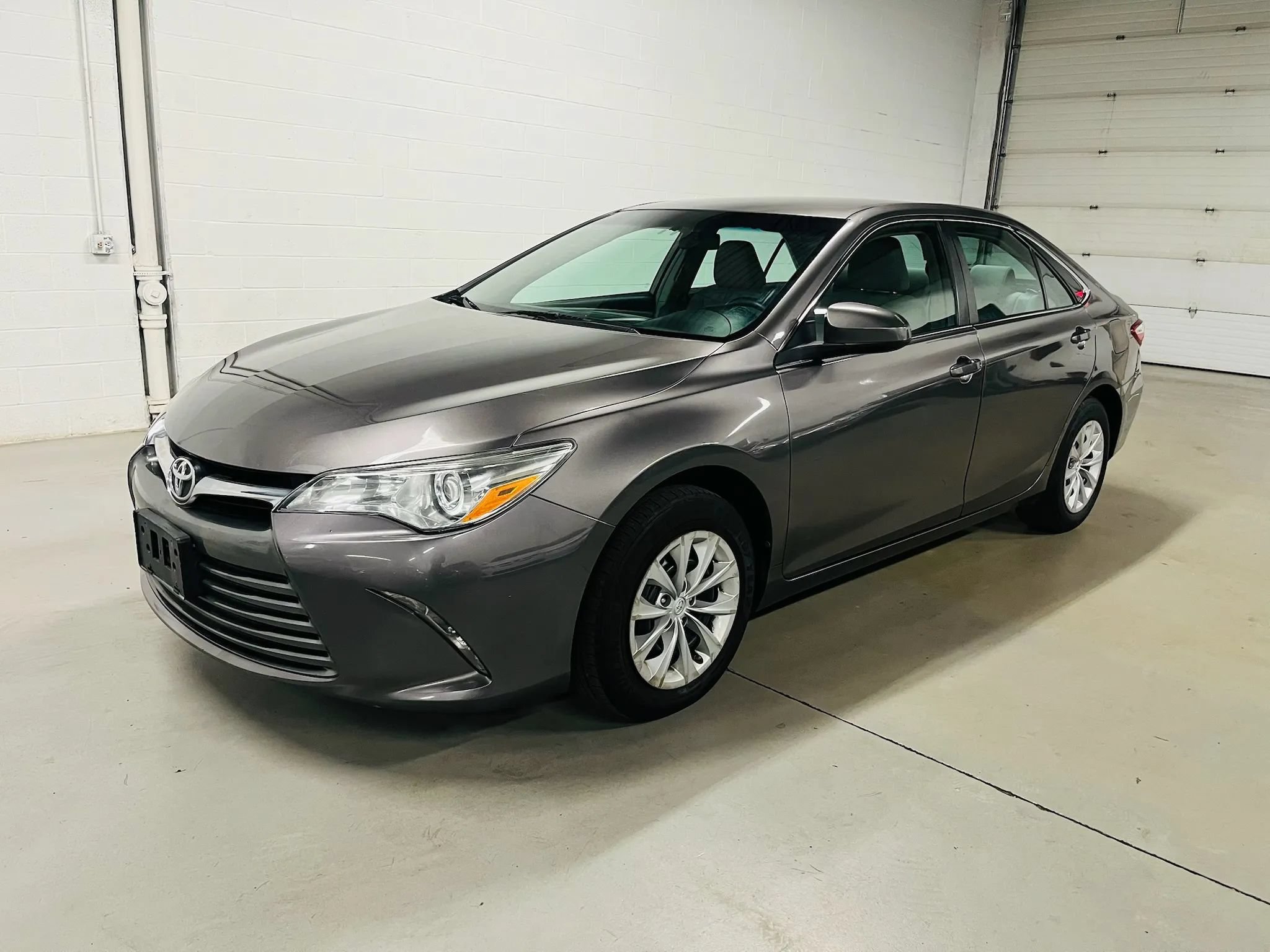 Used 2017 Toyota Camry LE FWD image 2