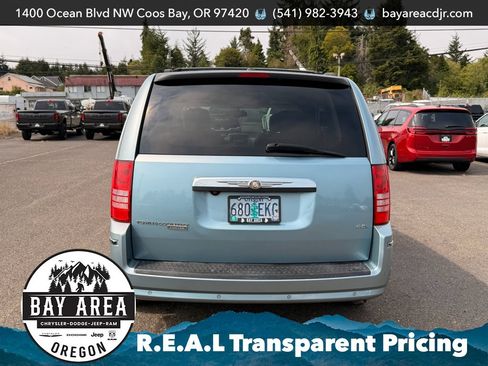 Used 2008 Chrysler Town & Country Limited w/ Flexible Seating Group FWD image 6