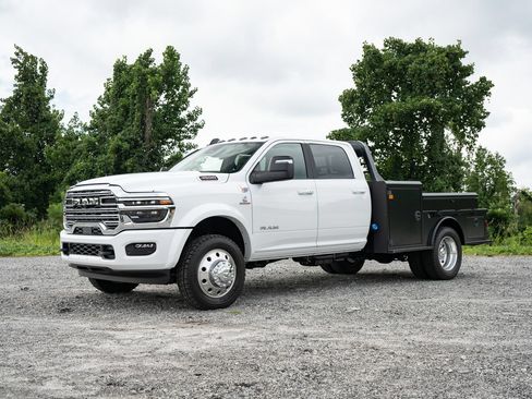 New 2026 RAM 4500 4x4 Crew Cab DRW w/ Laramie Trim Package image 9